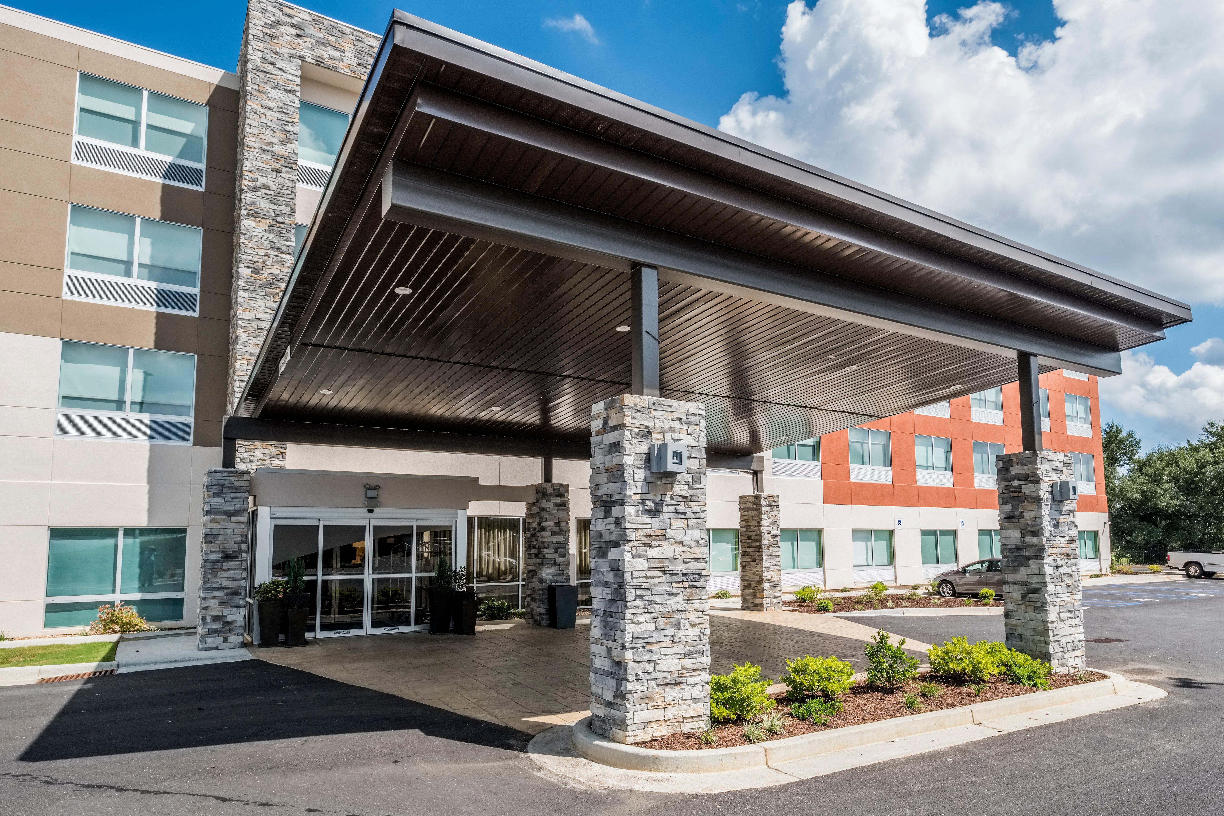 Holiday Inn Express & Suites - Commerce By Ihg Exterior photo
